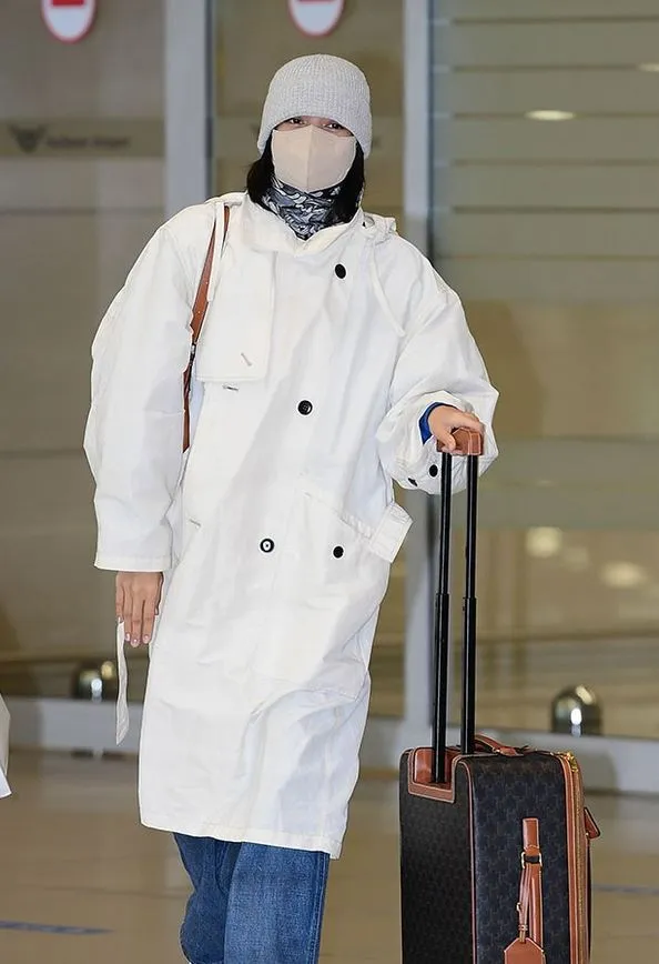 lisa-met-moi-sau-khi-dien-o-hop-dem-2