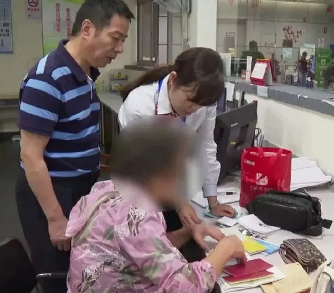 nguoi-phu-nu-de-quen-5-ty-tren-xe-1