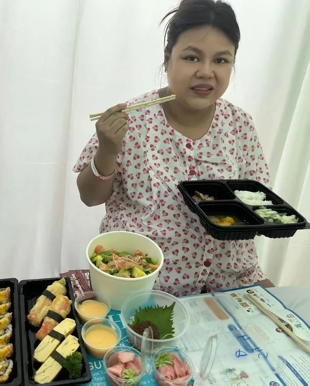 sao-nu-vbiz-bat-ngo-thong-bao-sinh-con