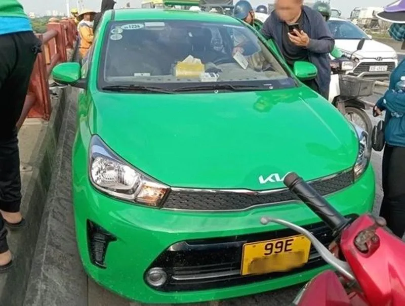 co-gai-27-tuoi-bi-ra-tay-thuong-tam-trong-cua-hang-quan-ao-1