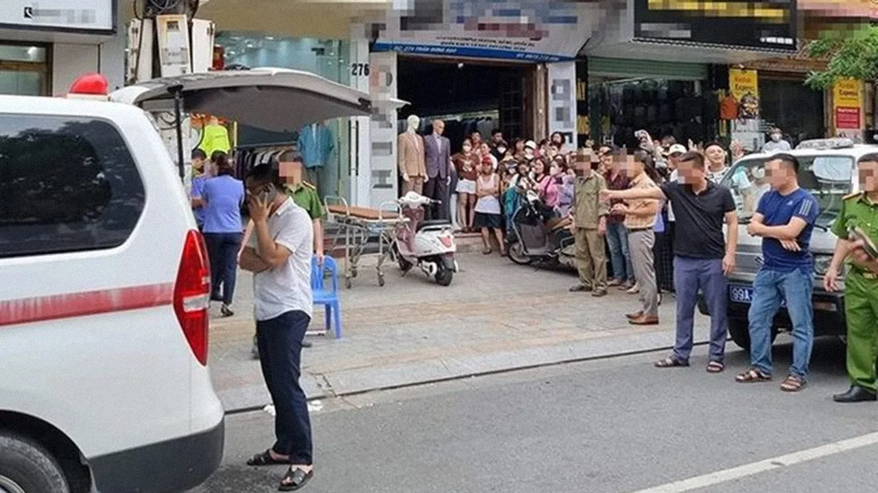 co-gai-27-tuoi-bi-ra-tay-thuong-tam-trong-cua-hang-quan-ao