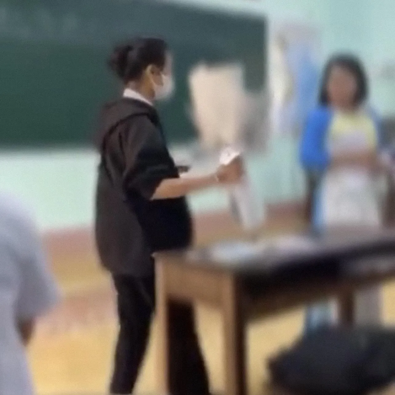 nu-sinh-vao-lop-tre-bi-phat