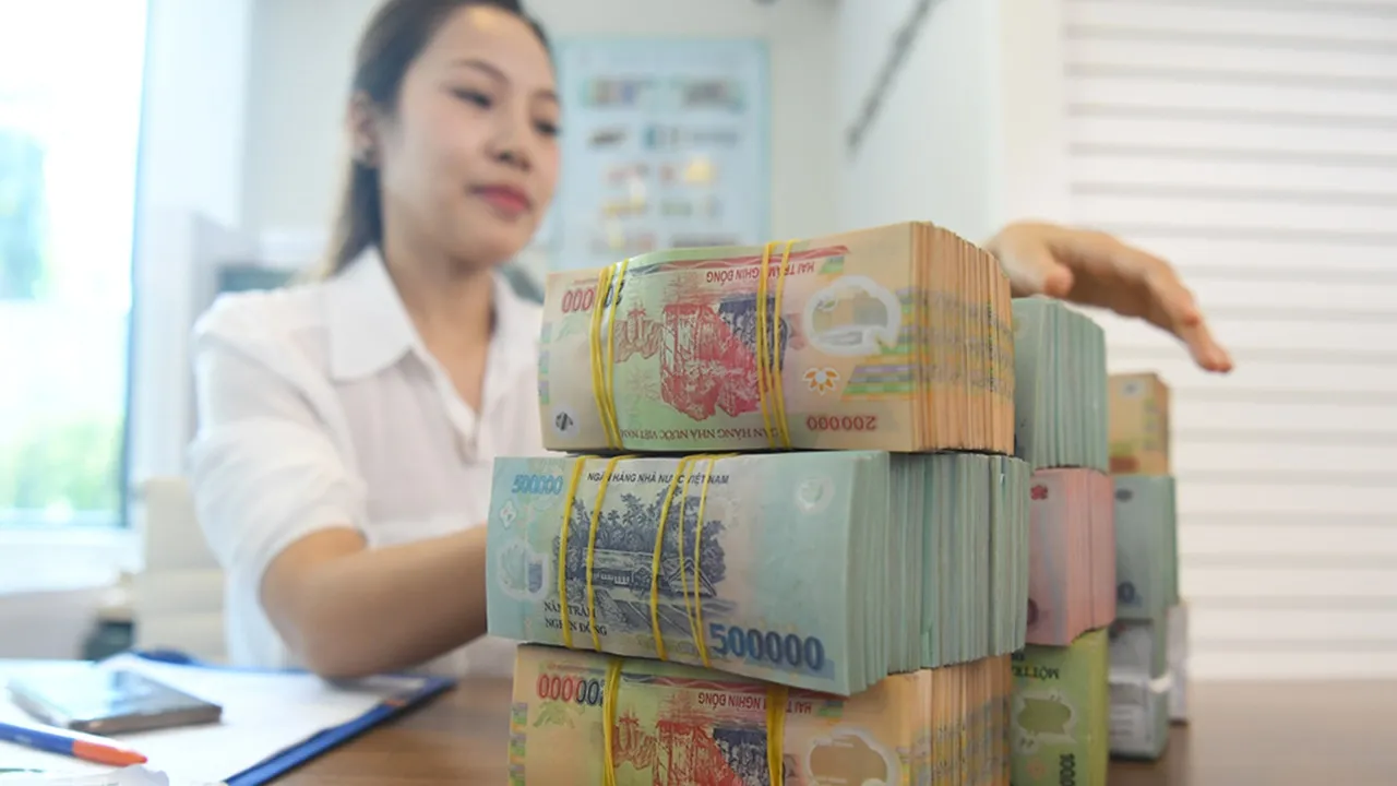 lai-ngan-hang-xuong-thap-nen-gui-tien-o-dau-1