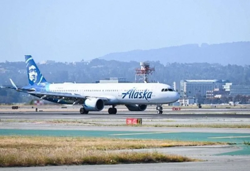 phi-cong-tat-dong-co-cho-may-bay-roi-1