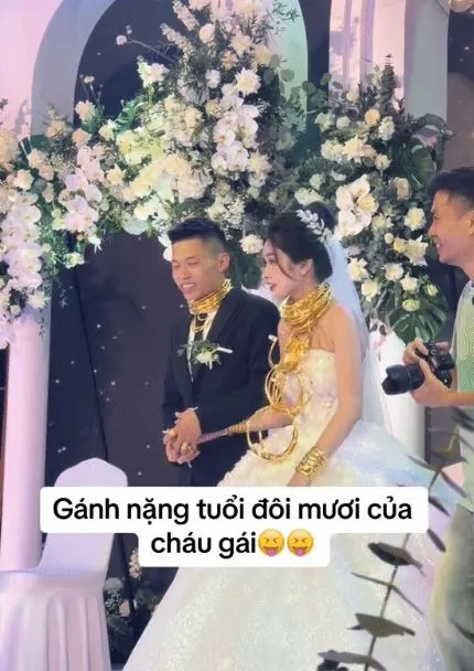 co-dau-chu-re-deo-vang-1