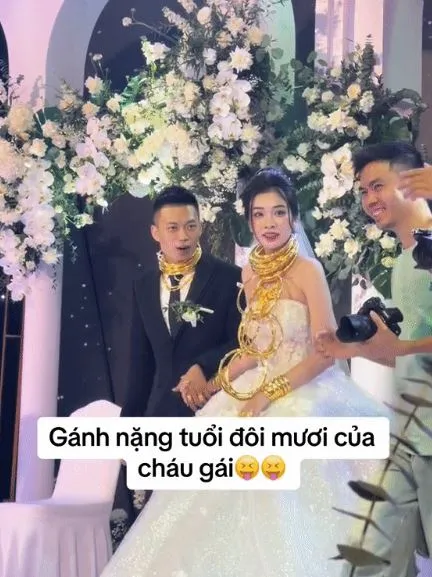 co-dau-chu-re-deo-vang