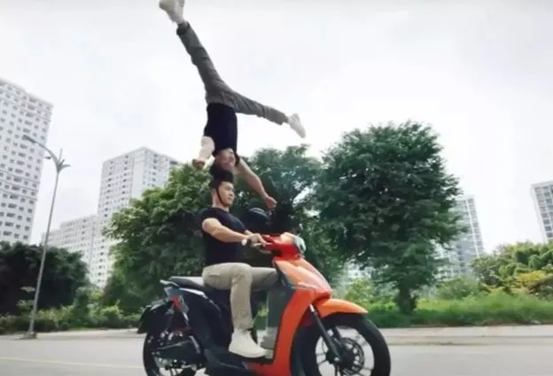 quoc-co-quoc-nghiep-xin-loi-vi-lam-xiec-tren-xe-may-1