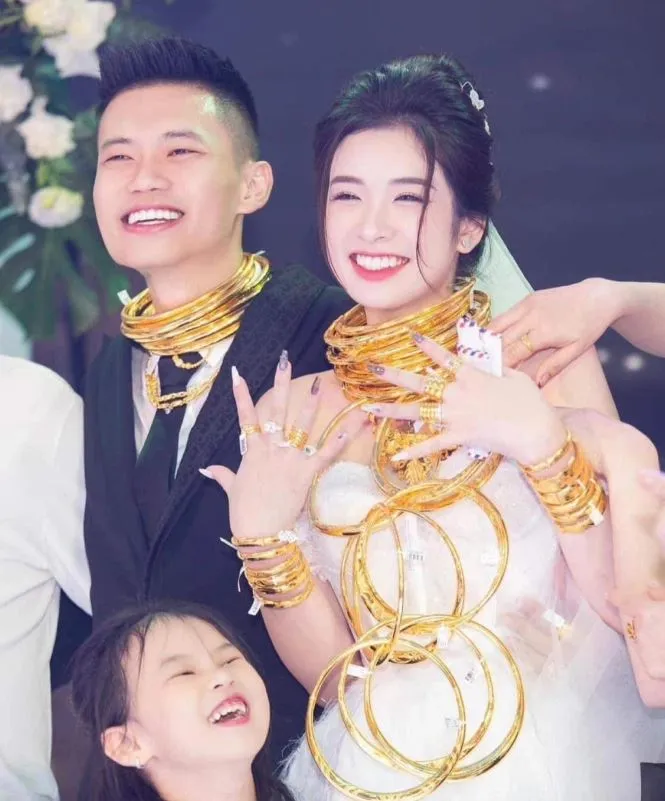 co-dau-thanh-hoa-vang-cuoi-chan-dong