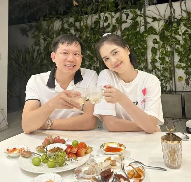 bac-si-cao-huu-thinh-nam-tay-gai-xinh-2