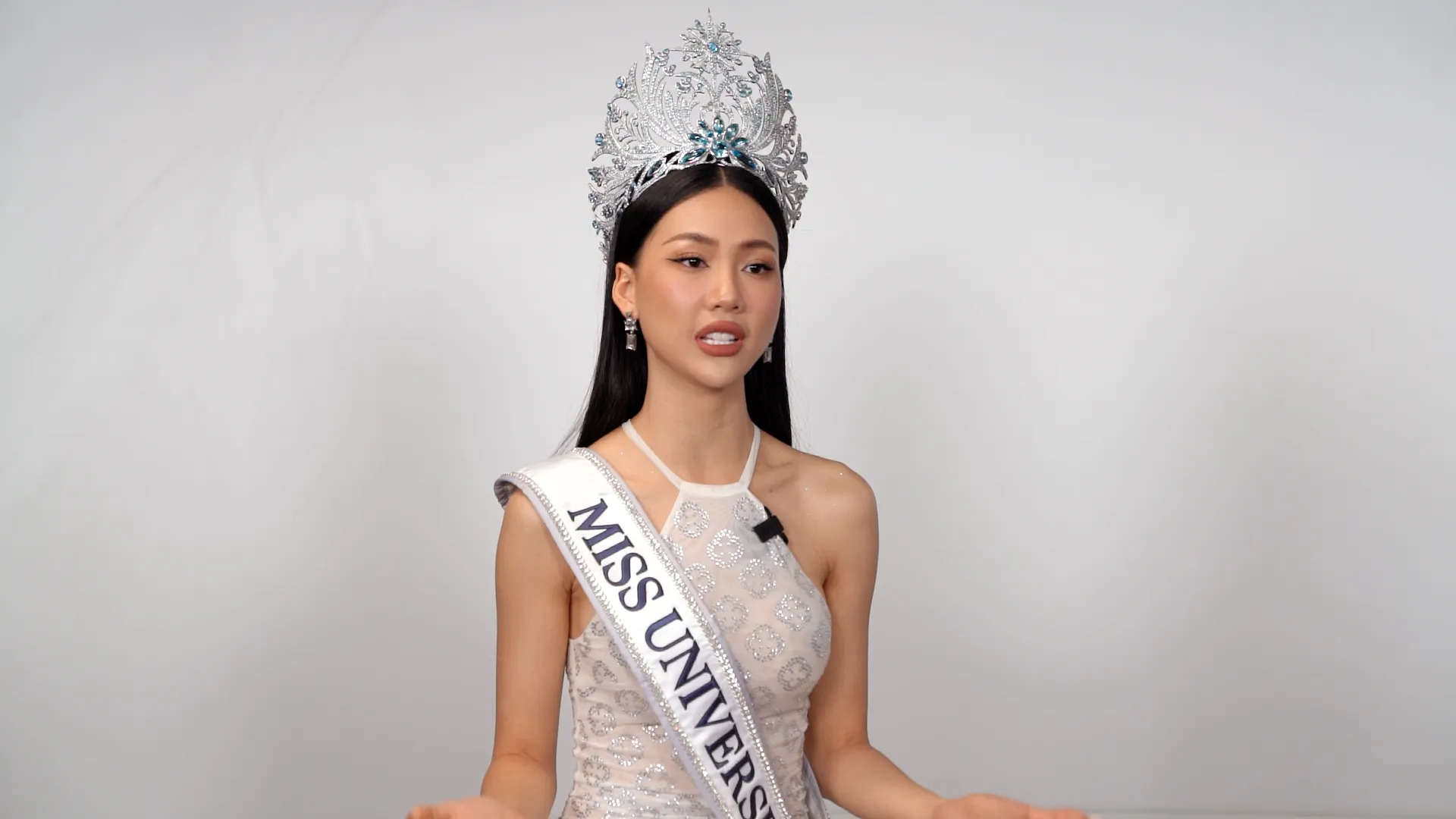 vi-sao-bui-quynh-hoa-hut-bong-cuoi-khong-bi-tuoc-vuong-mien-2