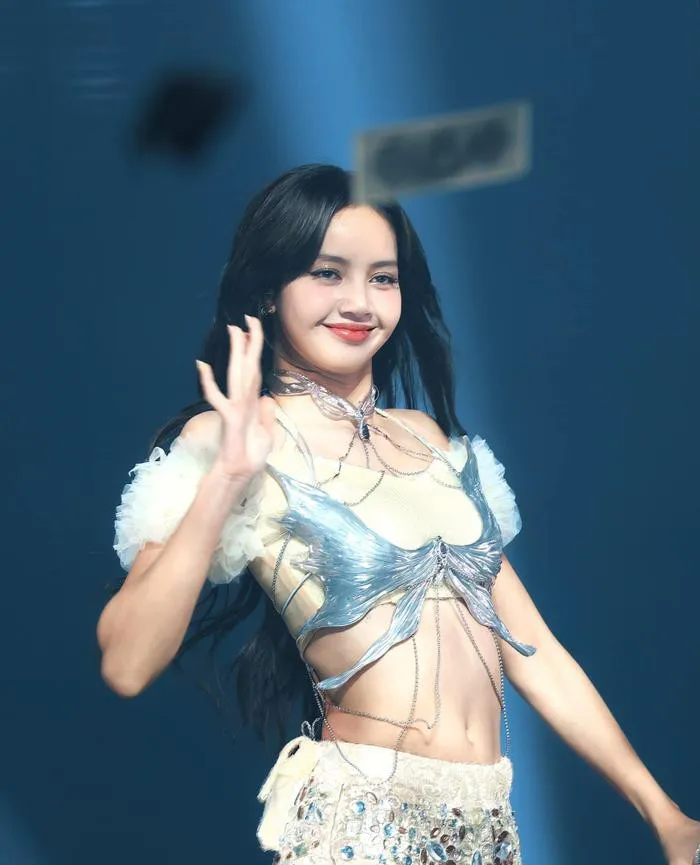 lisa-bi-phong-sat-o-trung-quoc-3