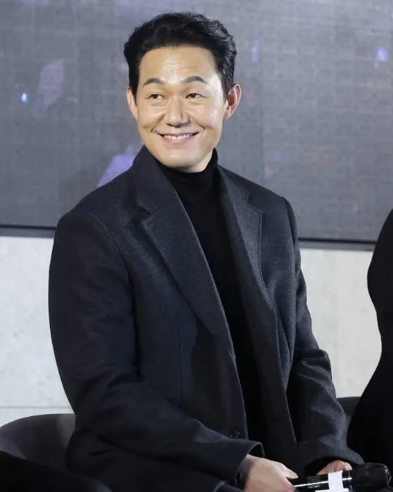 nam-dien-vien-dong-canh-hon-ban-dien-nu-kem-23-tuoi-2