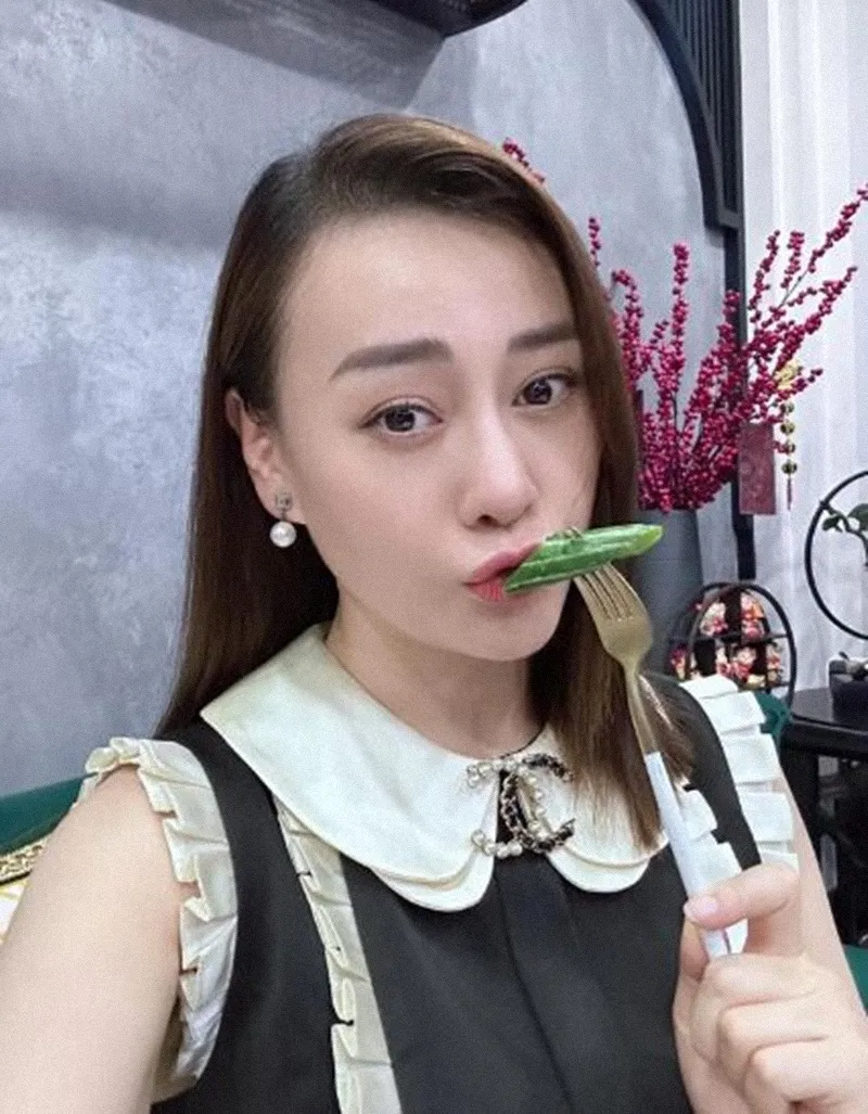 phuong-oanh-mang-thai-doi-khoe-nhan-sac