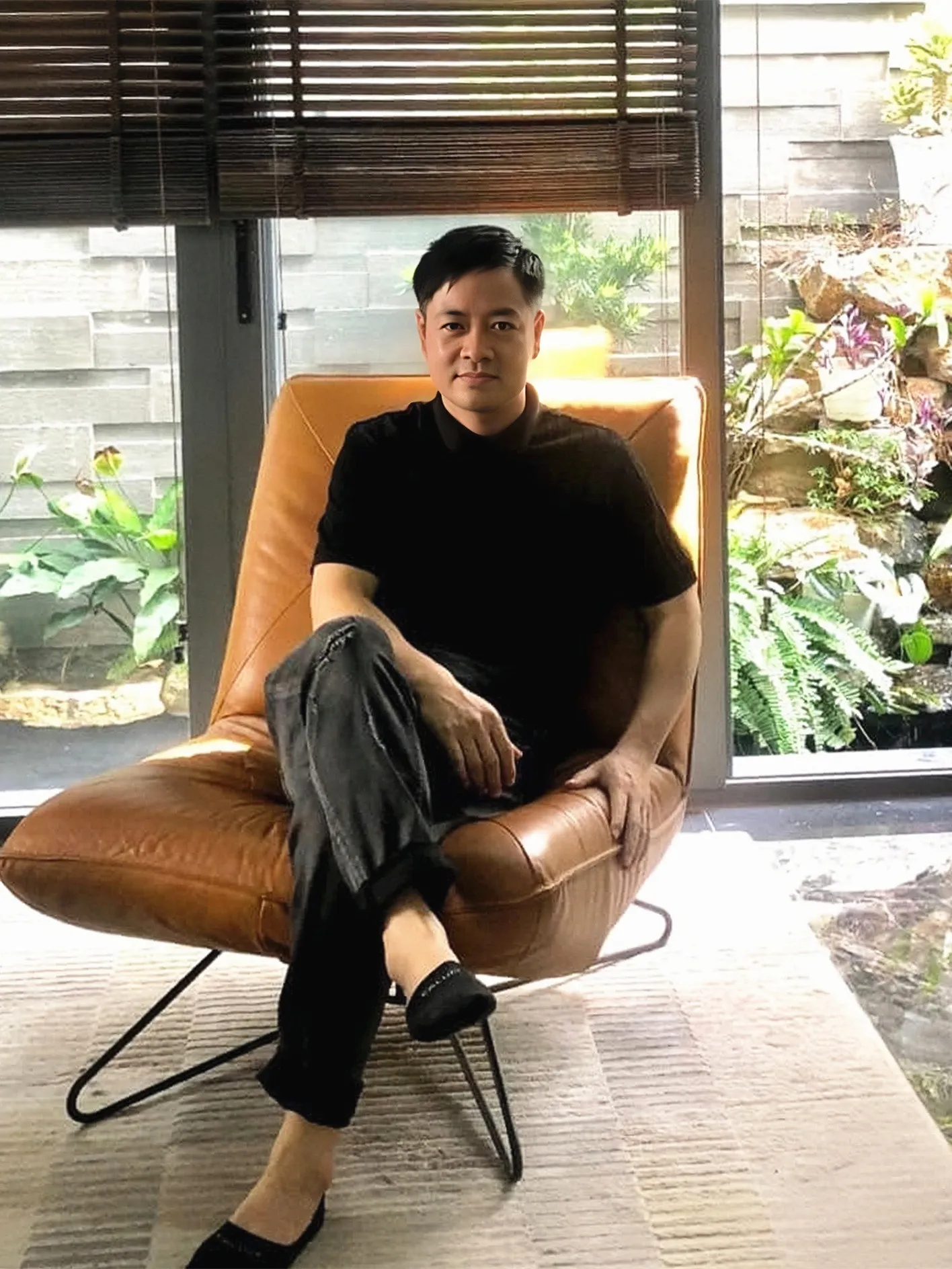 nam-ca-si-viet-tai-nan-chan-thuong