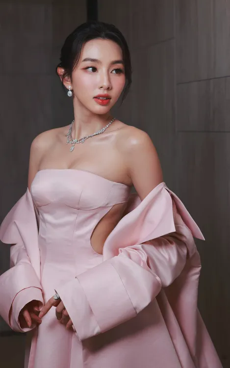 phan-ung-thuy-tien-anh-chup-chung-tu-ong-1