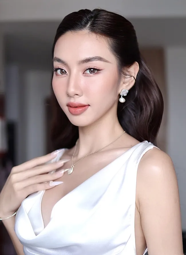 phan-ung-thuy-tien-anh-chup-chung-tu-ong-2