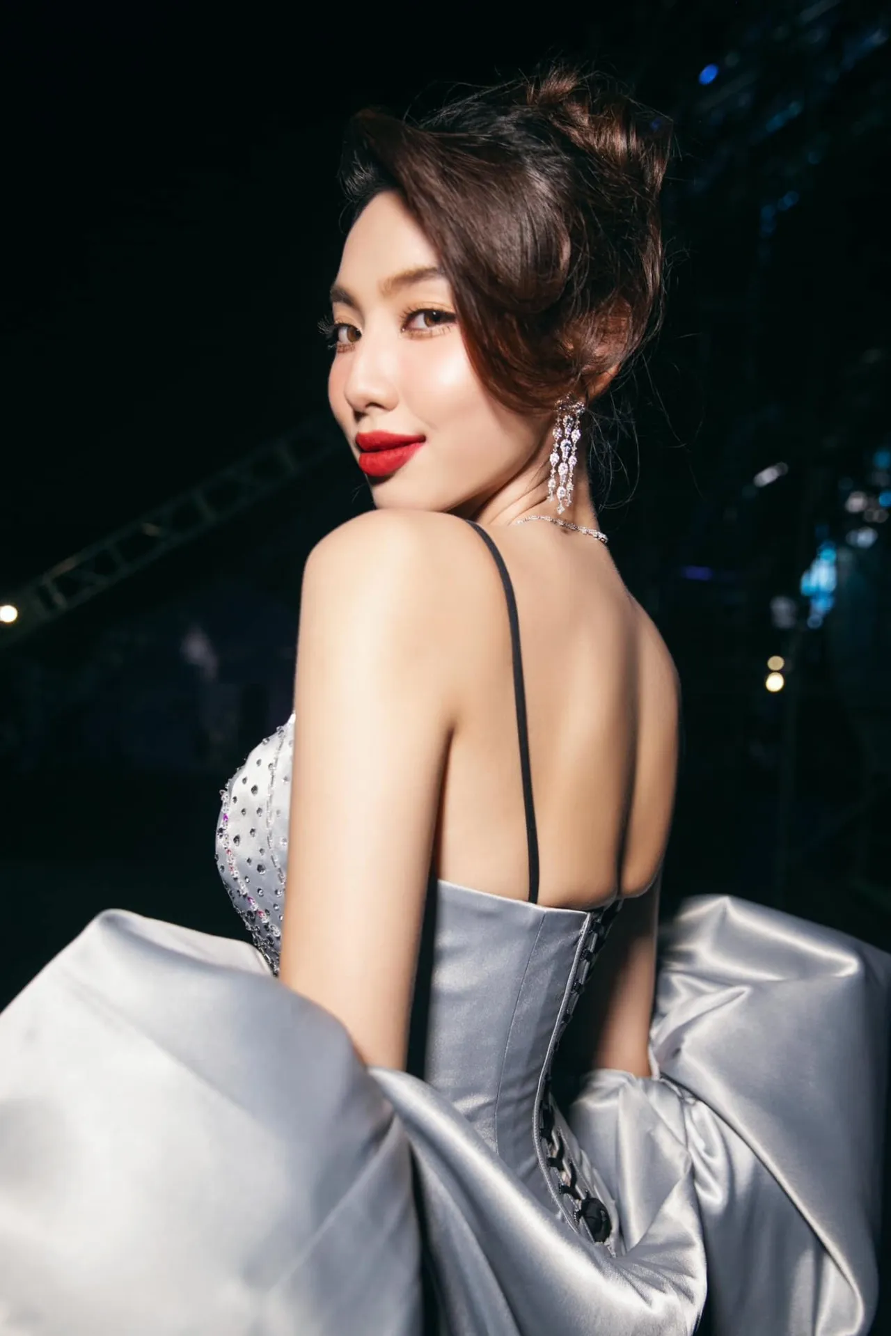 phan-ung-thuy-tien-anh-chup-chung-tu-ong-3