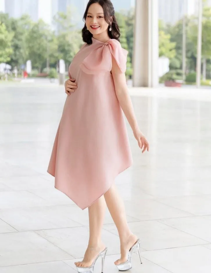 sao-nu-vbiz-di-giay-cao-got-10cm-bau-5-thang