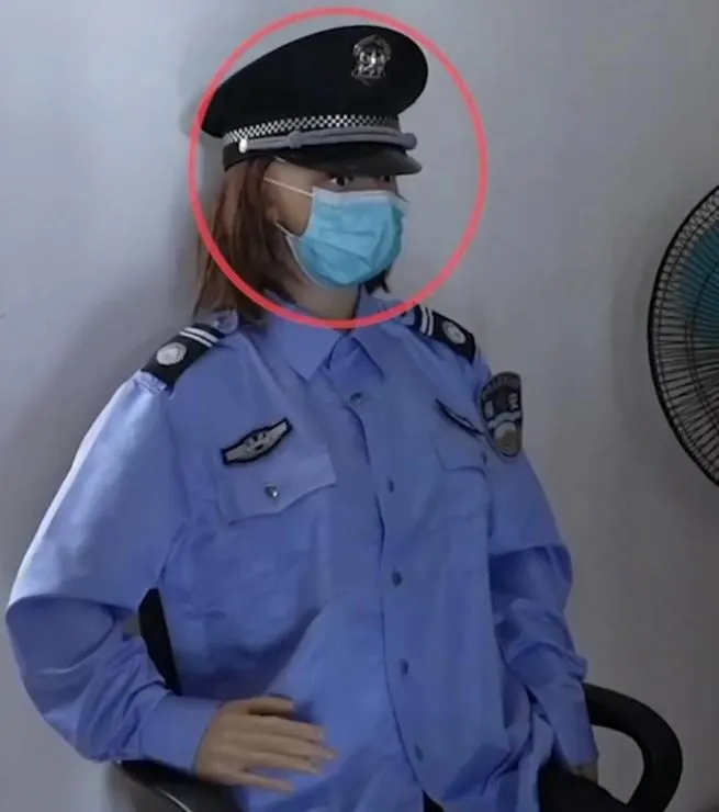 phat-hien-nu-nhan-vien-ngoi-im-bat-dong-1