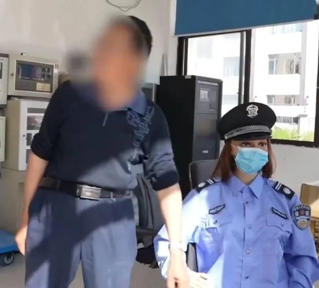 phat-hien-nu-nhan-vien-ngoi-im-bat-dong-2