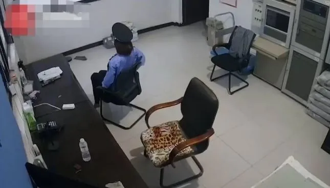 phat-hien-nu-nhan-vien-ngoi-im-bat-dong-3