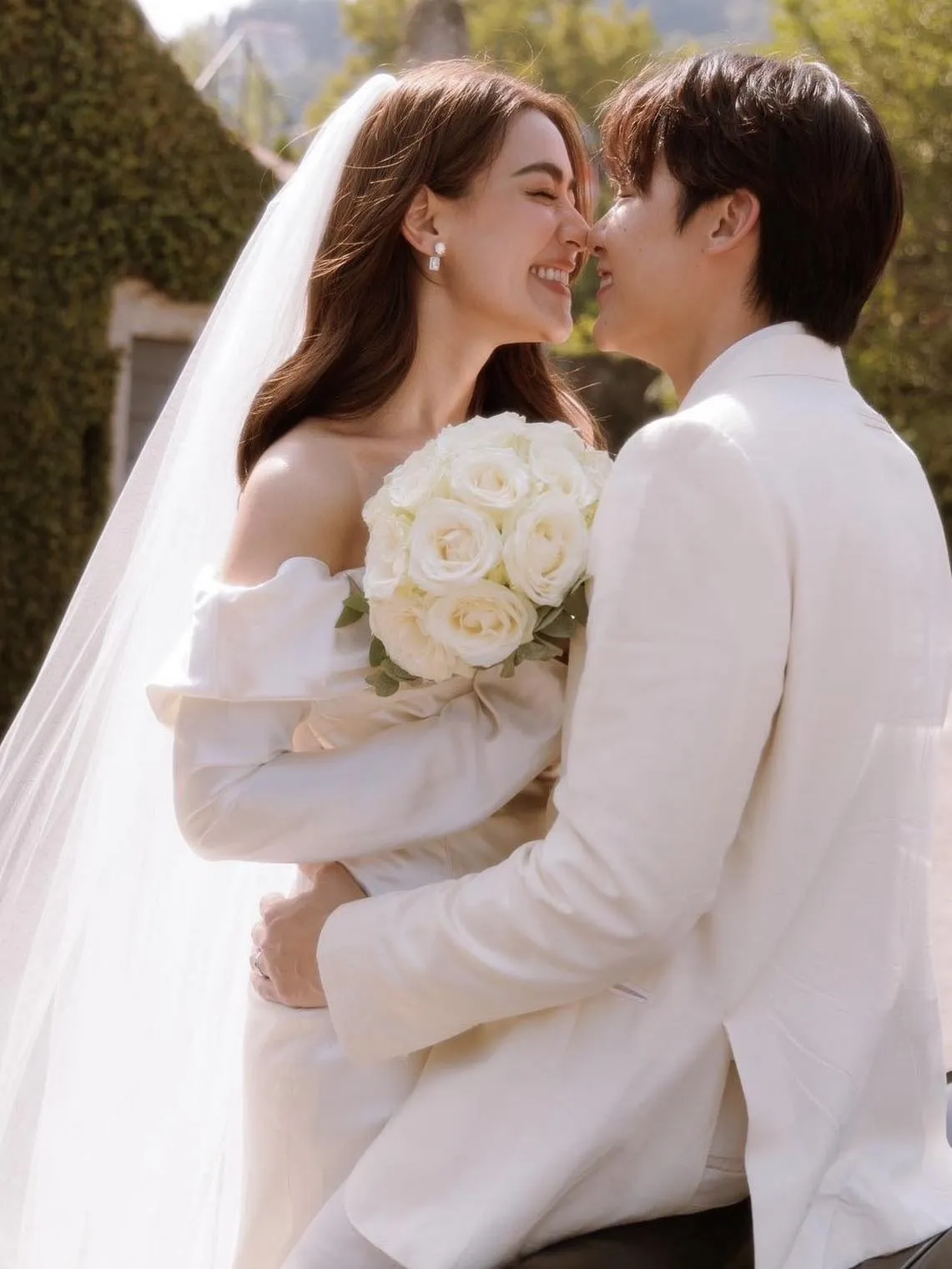 cap-doi-showbiz-moi-100-fan-du-dam-cuoi