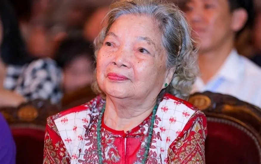 nu-nghe-sinh-3-con-dep-nhat-man-anh