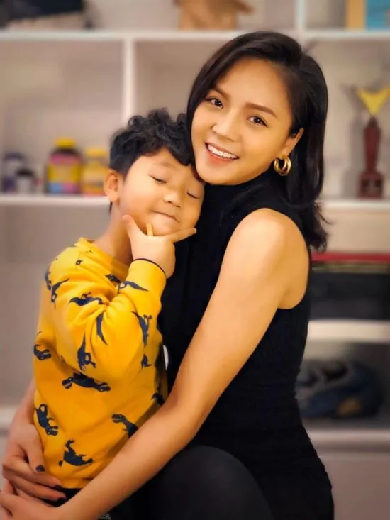 sao-nu-vbiz-thong-bao-mang-thai-3