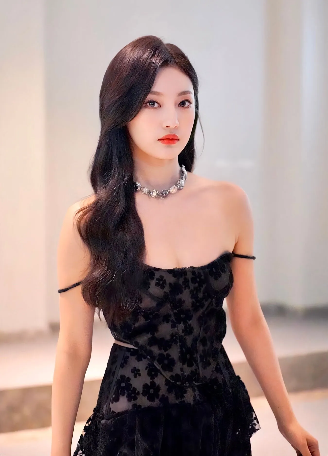 sao-nu-noi-tieng-mu-mot-mat-1