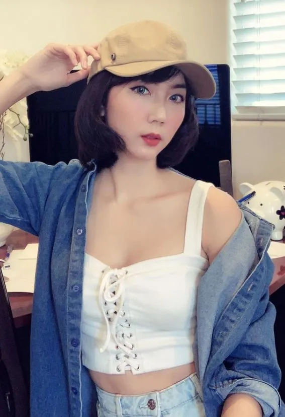 sao-nu-vbiz-livestream-truoc-khi-ra-toa-1