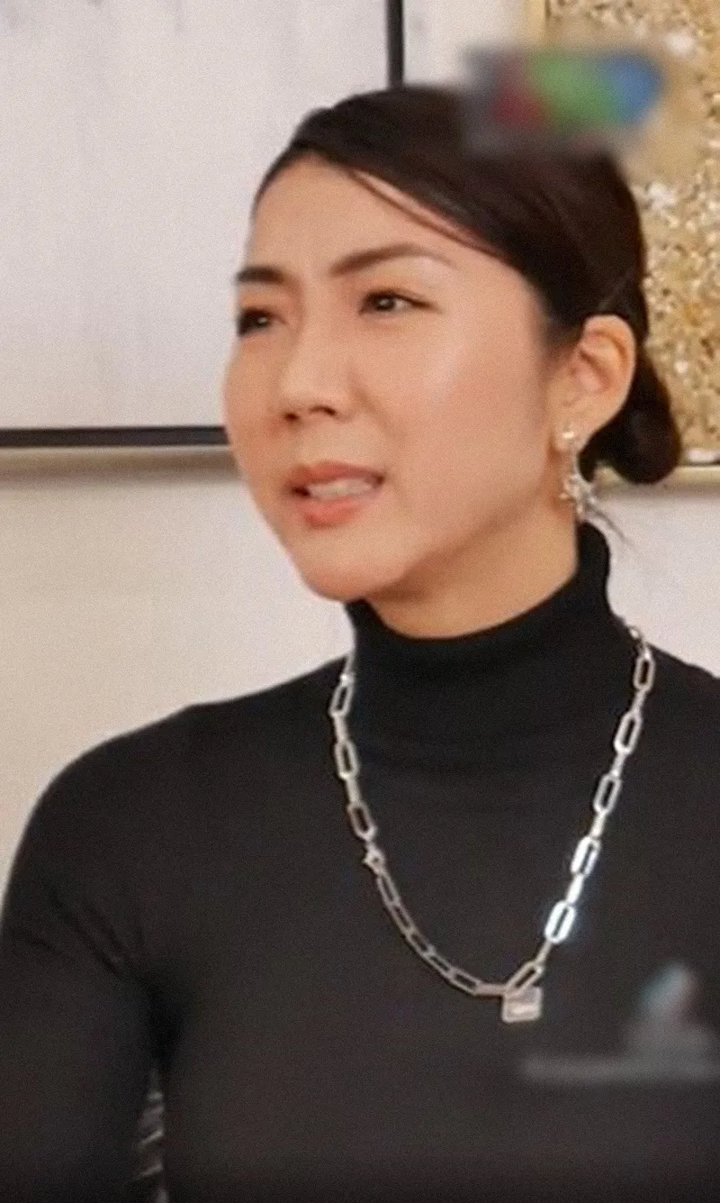 sao-nu-vbiz-livestream-truoc-khi-ra-toa