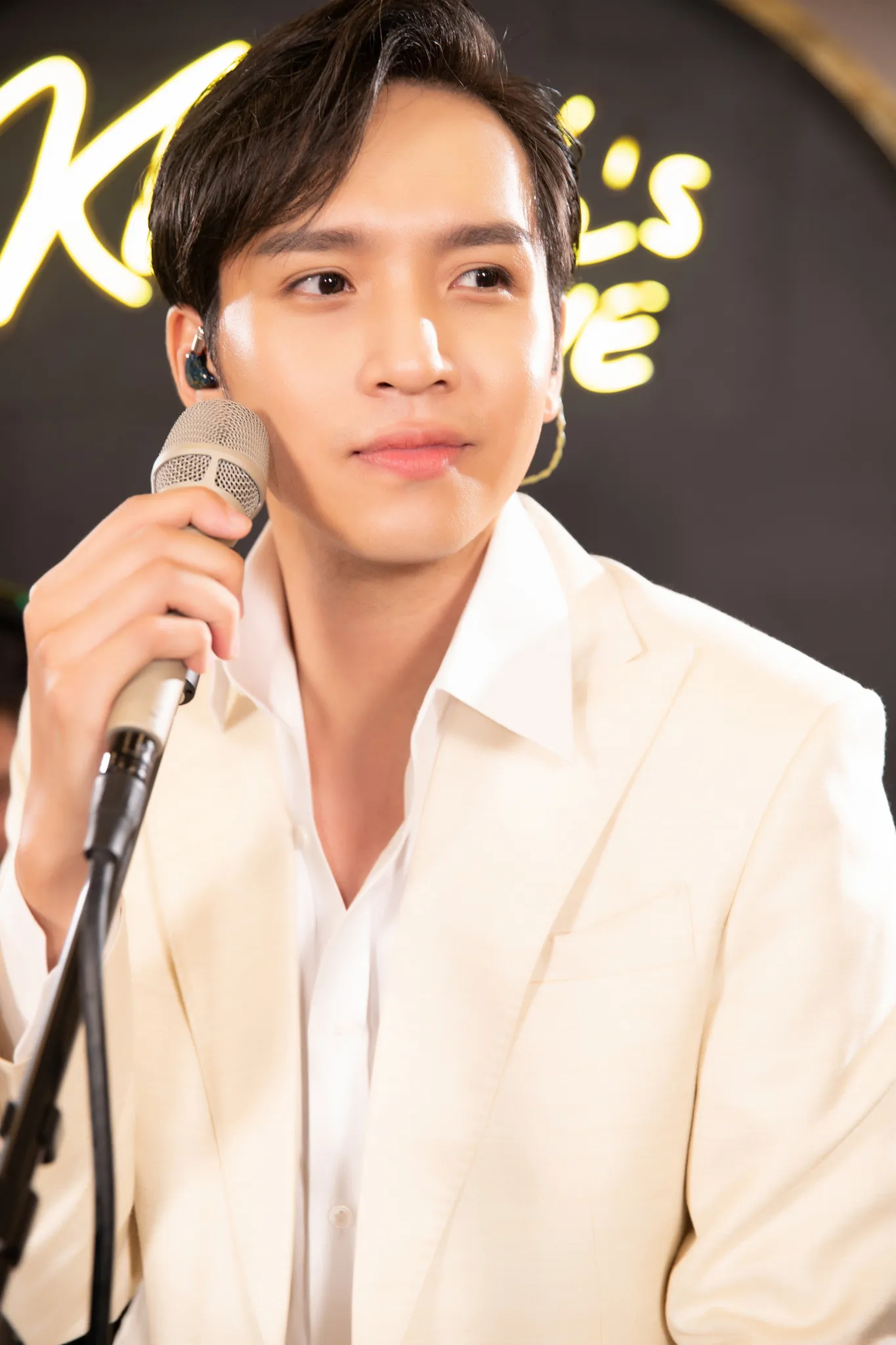 bach -cong-khanh-noi-gi-khi-bi-nam-em-to