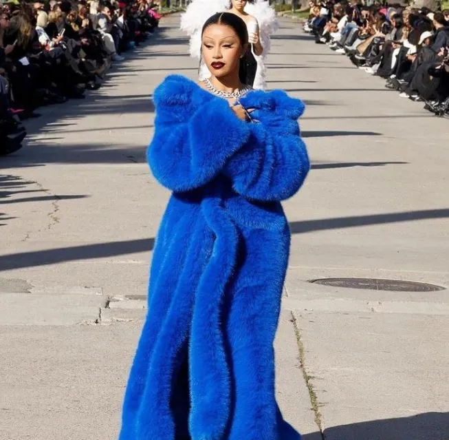 nu-ca-si-dang-catwalk-bo-ve