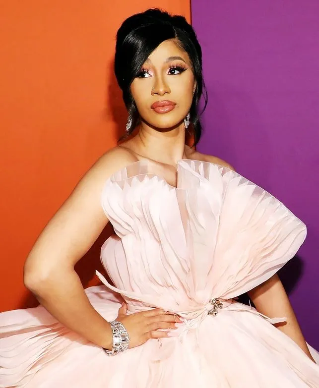 nu-ca-si-dang-catwalk-bo-ve-2