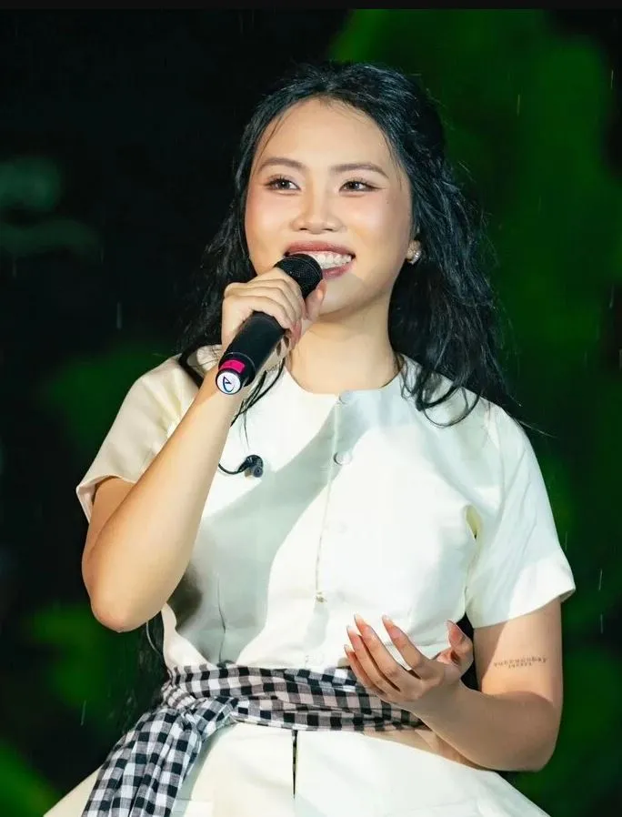 phuong-my-chi-dong-thai-dang-lo-ngai