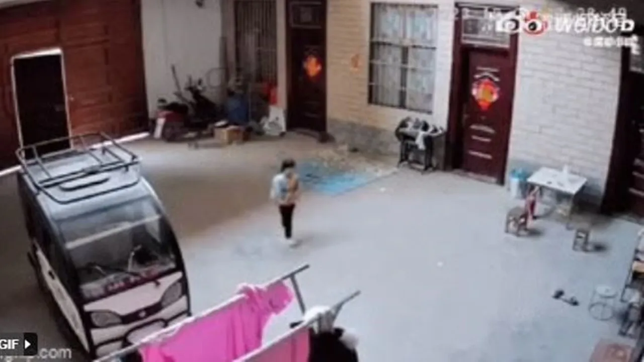 thay-con-gai-trong-camera