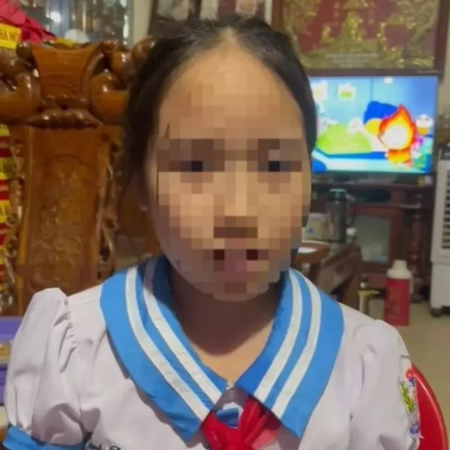 be-gai-4-tuoi-vach-tran-nguoi-la