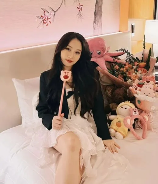 may-bae-la-ai-ma-2-2-trieu-nguoi-theo-doi-2