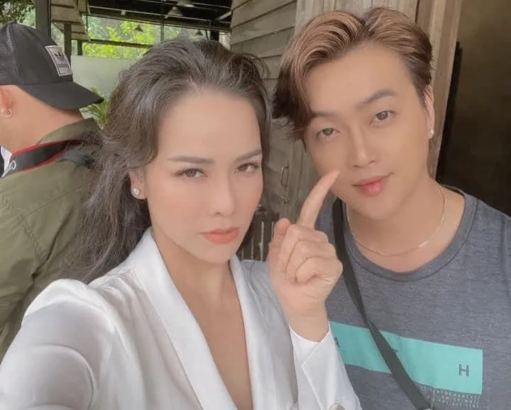 hai-thanh-vien-hkt-chung-san-khau-3