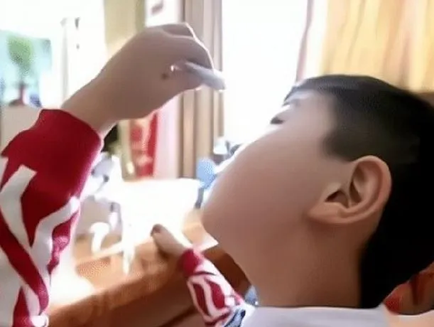 con-trai-dinh-keo-502-vao-mat-1