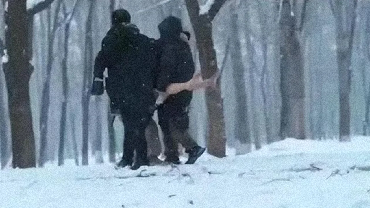 nghi-nu-nguoi-mau-ra-di-tren-tuyet-1