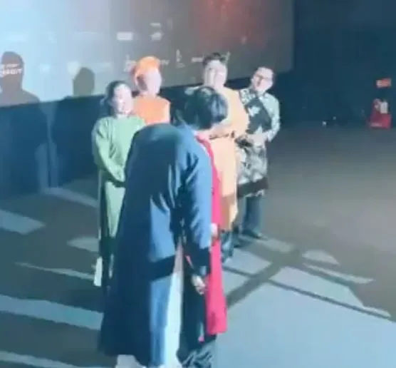 cap-sao-viet-bi-ep-hon-nhau-trong-rap