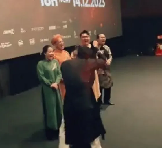 cap-sao-viet-bi-ep-hon-nhau-trong-rap-1