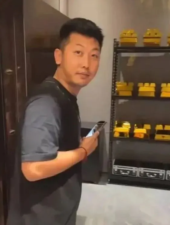 nam-dien-vien-khoe-kho-vang-7000-ty-1