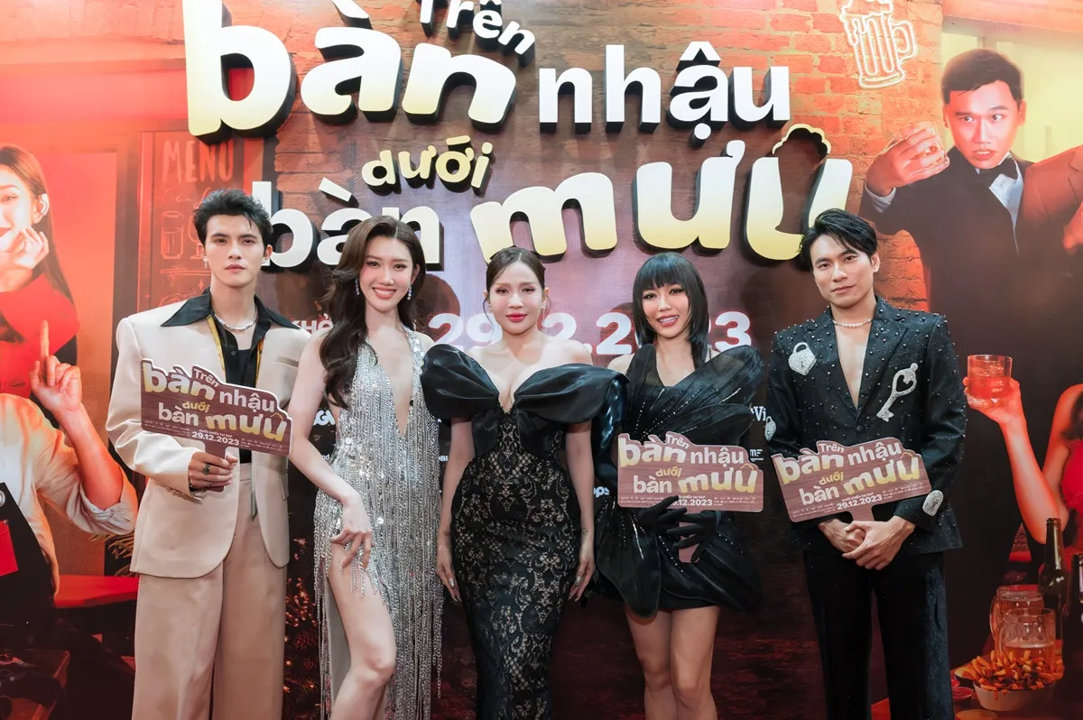 tham-do-tren-ban-nhau-duoi-ban-muu (1)