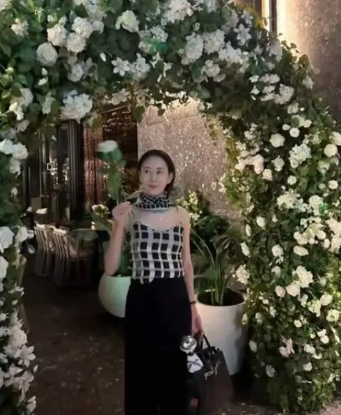 nguoi-phu-nu-bi-bat-khan-cap-lee-sun-kyun-1