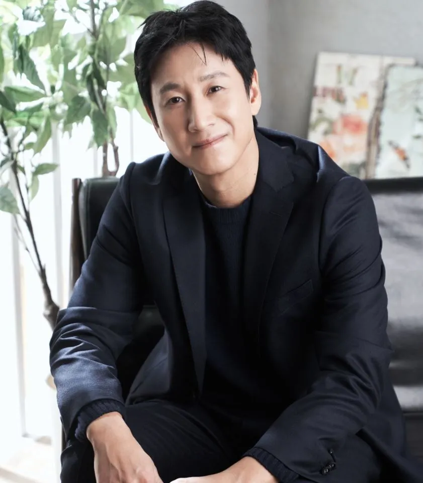 nguoi-phu-nu-bi-bat-khan-cap-lee-sun-kyun-2