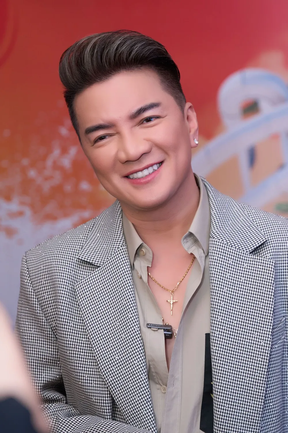 dam-vinh-hung-moi-50-nghe-si-hat (4)