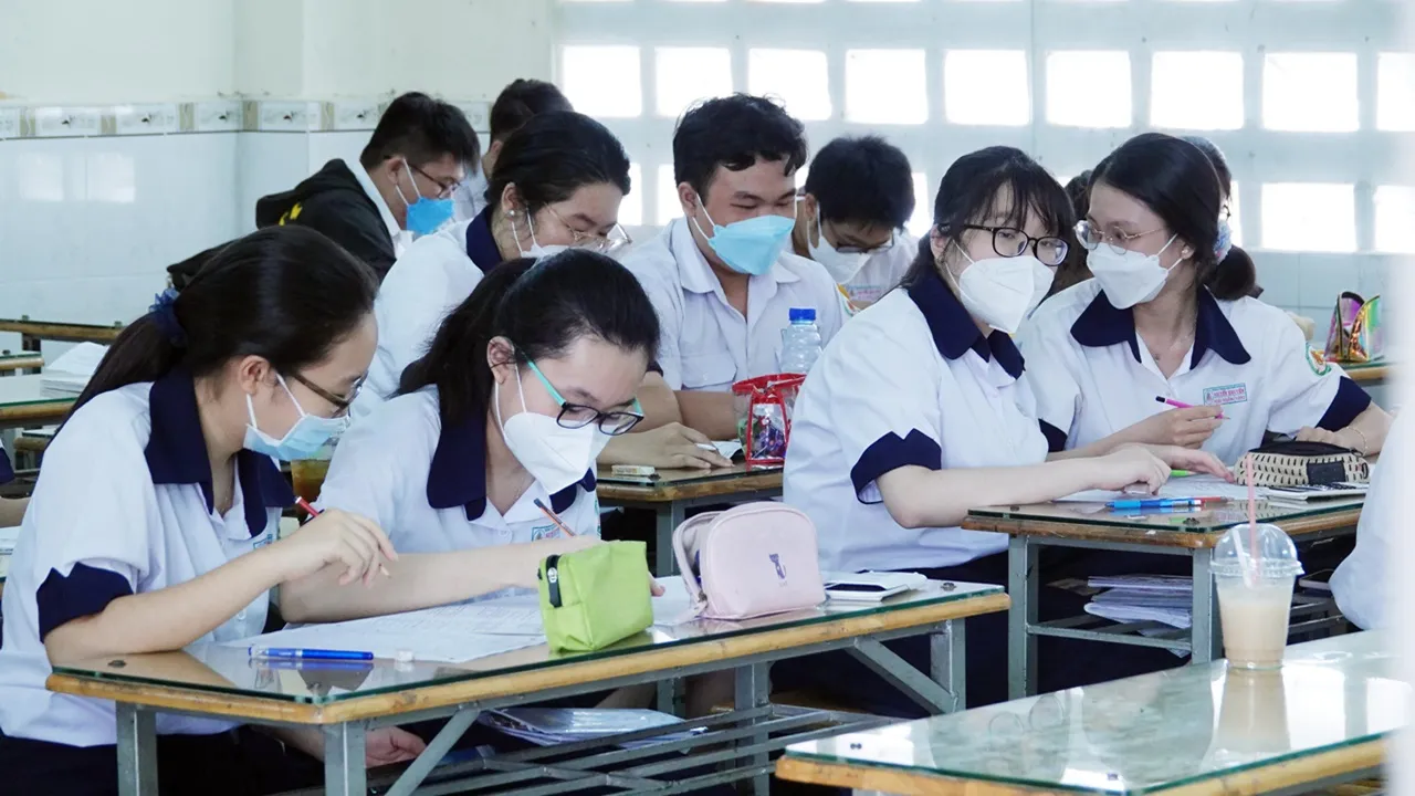 hang-tram-hoc-sinh-lop-10-thi-lai-mon-van-1