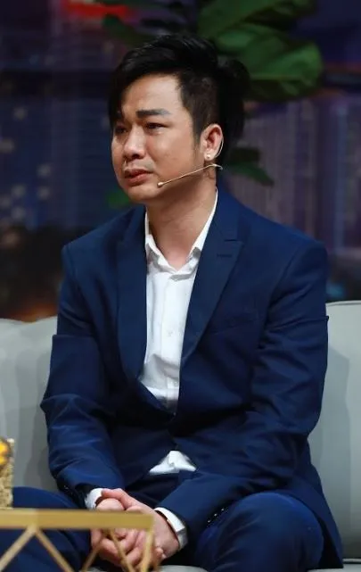 nam-ca-si-dot-quy-tren-may-bay